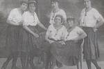 Závodní družstvo žen z roku 1920. Veldová, Fenclová, Hutařová, Kratochvílová, Hlavičková, Rubínová.