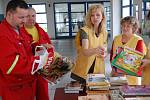 Dobrovolníky v boleslavské nemocnici včera zaplavili lidé stovkami knih.