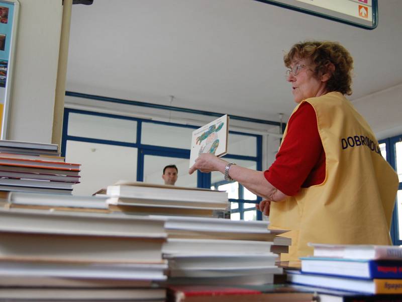 Dobrovolníky v boleslavské nemocnici včera zaplavili lidé stovkami knih.
