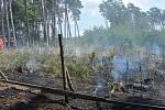 Požár lesní školky u Sudova Hlavna hasil i vrtulník s bambi vakem.