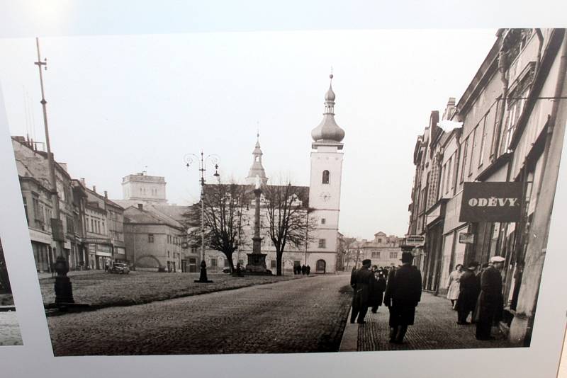 V Muzeu Mladoboleslavska na Hradě je v prvním patře k vidění neobyčejná výstava snímků z historie Staroměstského náměstí.