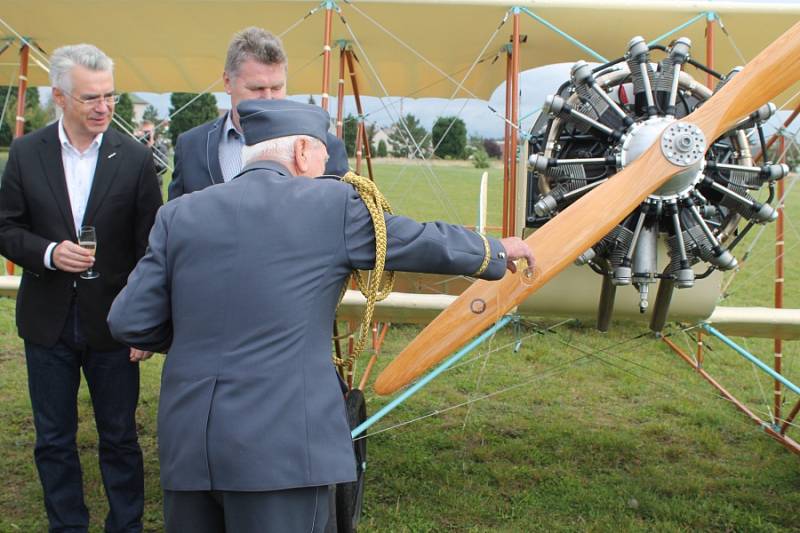 Na mladoboleslavském letišti byla v neděli slavnostně pokřtěna replika francouzského letadla z roku 1913 Caudron G3. Nadační fond letadla Metoda Vlacha stavěl tento stroj osm let a poprvé zde do oblak vzlétl na konci září.