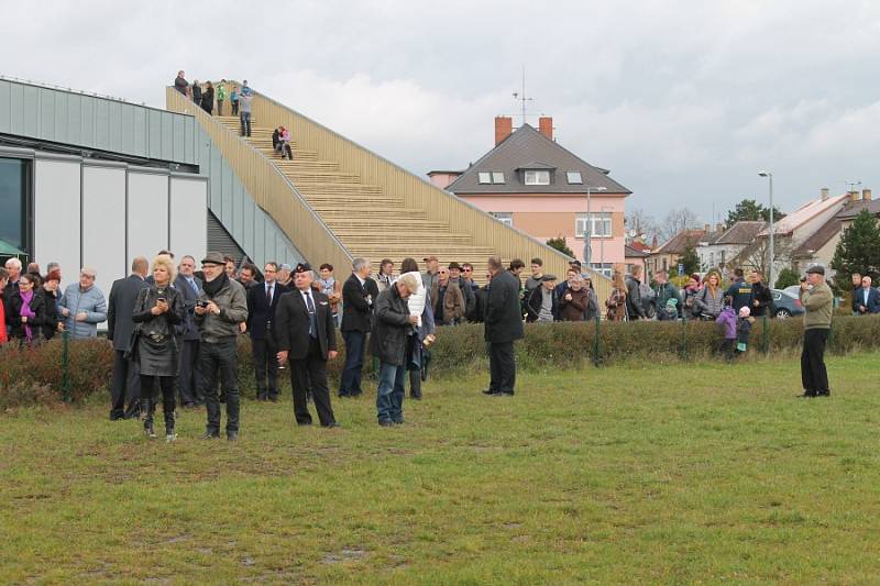 Na mladoboleslavském letišti byla v neděli slavnostně pokřtěna replika francouzského letadla z roku 1913 Caudron G3. Nadační fond letadla Metoda Vlacha stavěl tento stroj osm let a poprvé zde do oblak vzlétl na konci září.