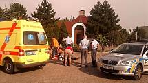 Záchranka oživuje muže na benzince v boleslavském sídlišti.