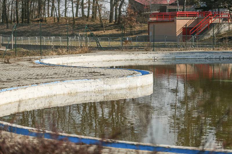 Areál dětského hřiště a koupaliště v Kosmonosích na Mladoboleslavsku.