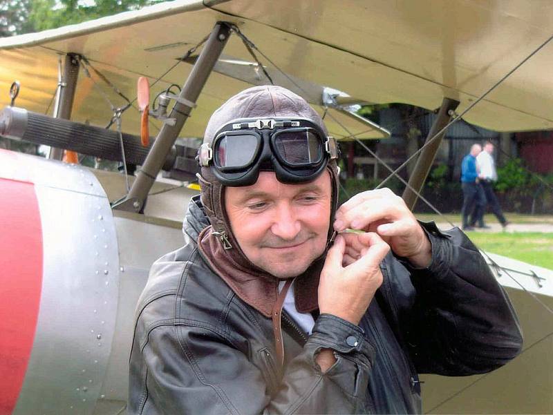 Neutuchající nadšení a gejzír nových nápadů projevuje největší propagátor historických letadel na Mladoboleslavsku Vladimír Handlík (na snímku vedle repliky anglického letounu Sopwith Pup z roku 1917). 