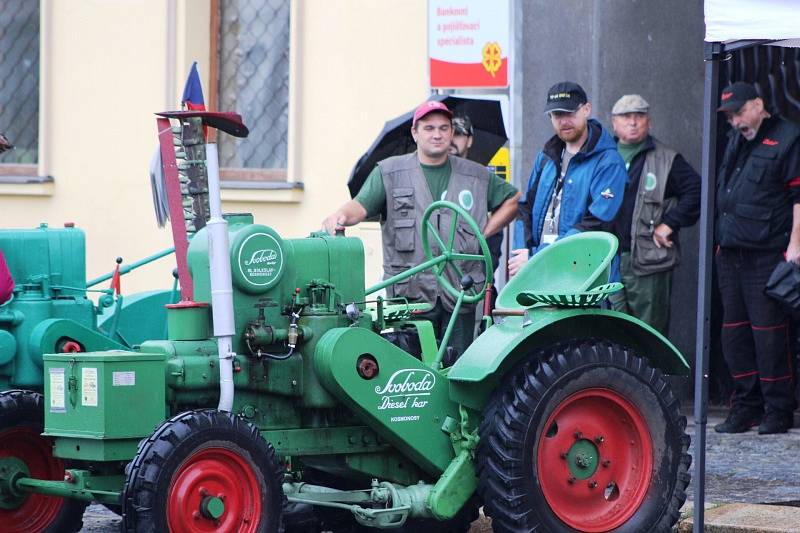 Sobotní stoleté oslavy od vzniku Československé republiky provázelo na mnichovohradišťském Masarykově náměstí deštivé počasí.