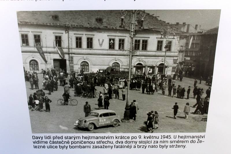 V Muzeu Mladoboleslavska na Hradě je v prvním patře k vidění neobyčejná výstava snímků z historie Staroměstského náměstí.