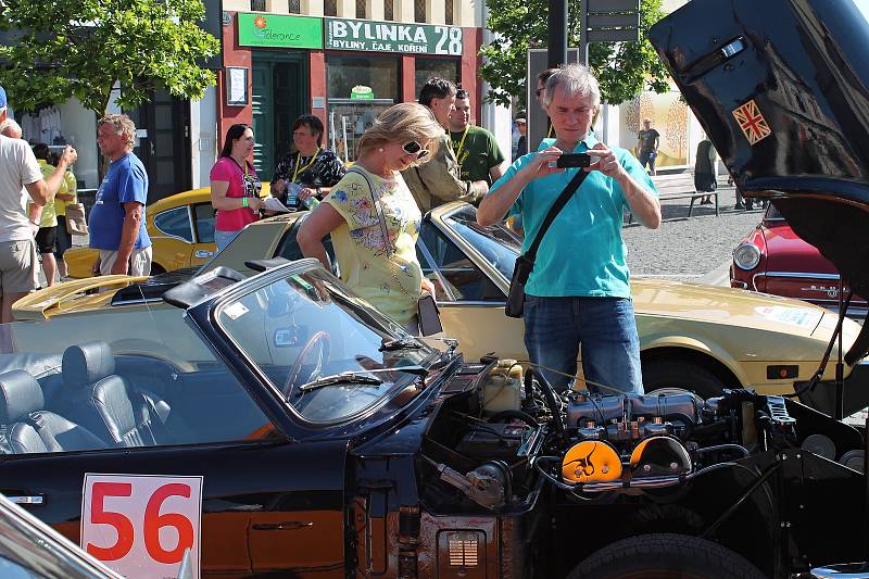 Čtyřiapadesát posádek stanulo ve čtvrtek po 17. hodině na Staroměstském náměstí v Mladé Boleslavi na startovní čáře dalšího ročníku Oldtimer Bohemia Rally.