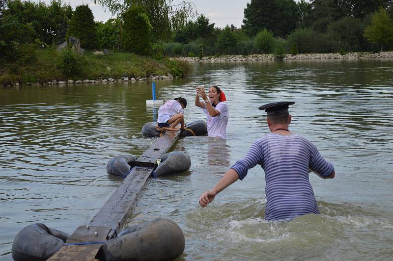 Tradičního klání na rybníku Pískovák se letos sice zúčastnilo jen pět soutěžních posádek, podívaná to však byla veselá jako vždy.