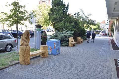 Před městskou knihovnou na třídě V. Klementa byly v úterý 9. srpna instalovány tři dřevěné lavičky. Byly vytvořeny v rámci Metalového sympozia v loňském roce.