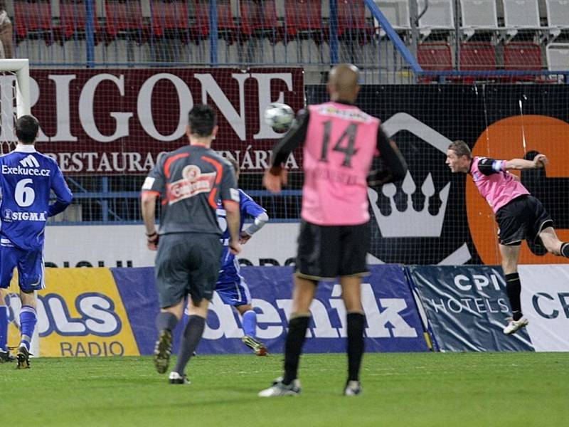 Luboš Pecká střílí ve druhé minutě nastavení branku na 2:2