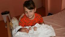 Lukáška Čermáka opatruje sestřička Karolínka. Chlapeček se narodil 25. srpna,  měřil 49 cm a vážila 3, 6 kg a radují se z něj rodiče Michaela a Pavel z Mladé Boleslavi.
