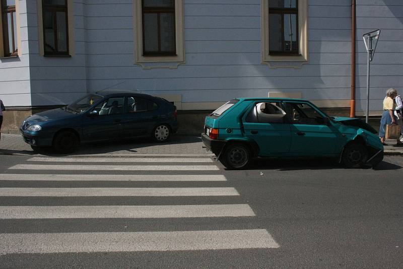 Nehoda na křižovatce ulic Palackého a Husova v Mladé Boleslavi.