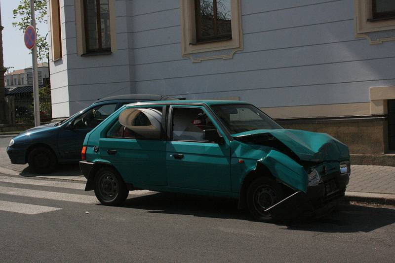 Nehoda na křižovatce ulic Palackého a Husova v Mladé Boleslavi.