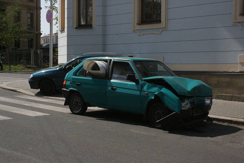 Nehoda na křižovatce ulic Palackého a Husova v Mladé Boleslavi.