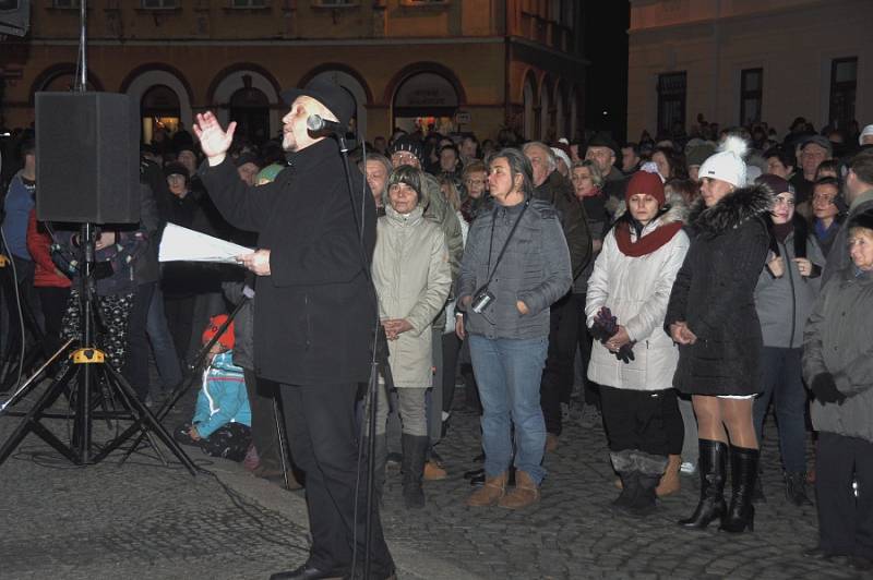 Štědrovečerní zpívání na Masarykově náměstí v Mnichově Hradišti.