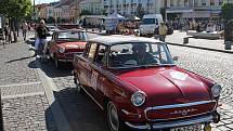Čtyřiapadesát posádek stanulo ve čtvrtek po 17. hodině na Staroměstském náměstí v Mladé Boleslavi na startovní čáře dalšího ročníku Oldtimer Bohemia Rally.