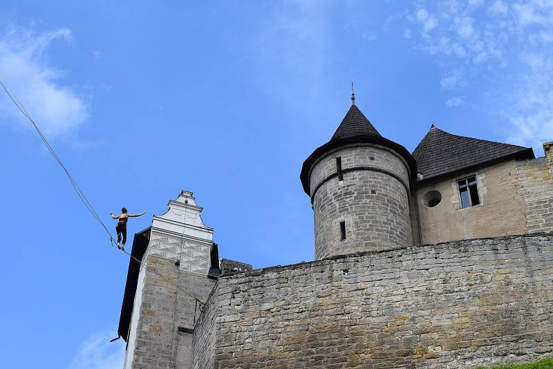 Kejklíři, akrobati, řemeslníci ale i rytíři se sjeli na hrad Kost, aby návštěvníkům předvedli své umění.