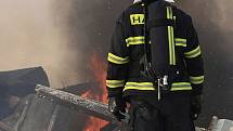 Požár skladovací haly v Luštěnicích.