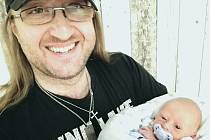 Známý mladoboleslavský zpěvák Luboš Odháněl (47) se stal poprvé otcem. Na začátku ledna se jeho přítelkyni Daniele narodil syn Luboš.