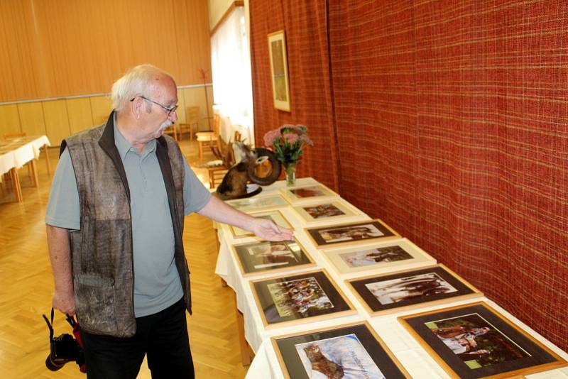 Z výstavy milovníka přírody a amatérského fotografa Jiřího Kubína v sále restaurace v Březovicích.