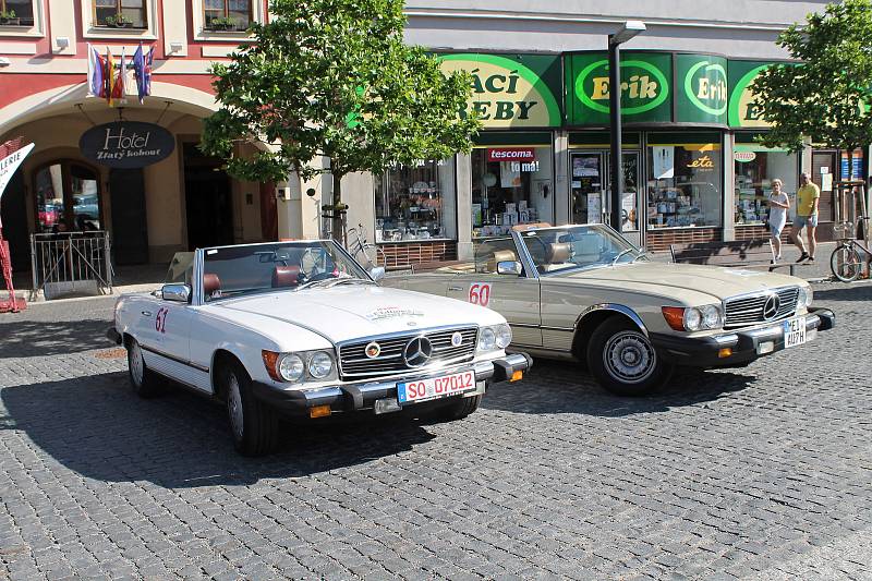 Čtyřiapadesát posádek stanulo ve čtvrtek po 17. hodině na Staroměstském náměstí v Mladé Boleslavi na startovní čáře dalšího ročníku Oldtimer Bohemia Rally.