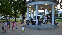 Předposlední promenádní koncert letošního léta patřil na Masarykově náměstí zavedené jazzové Kapele strýce Michaela.