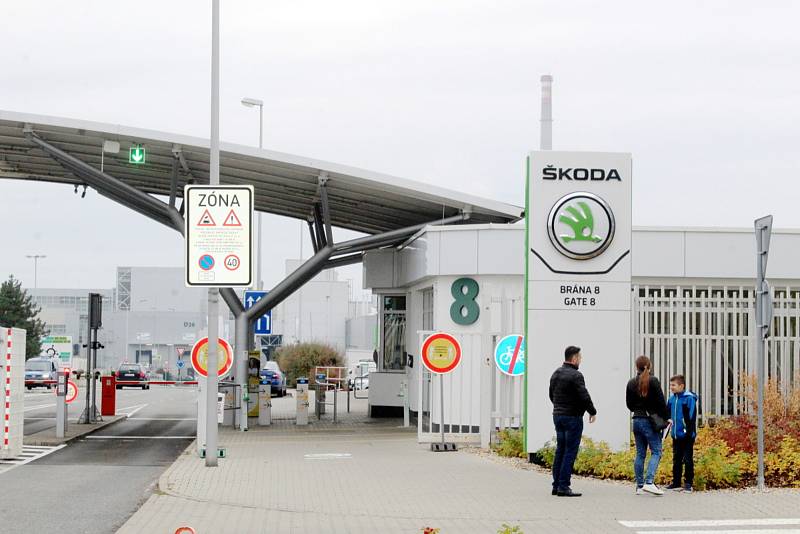 Před areálem automobilky Škoda v Mladé Boleslavi.