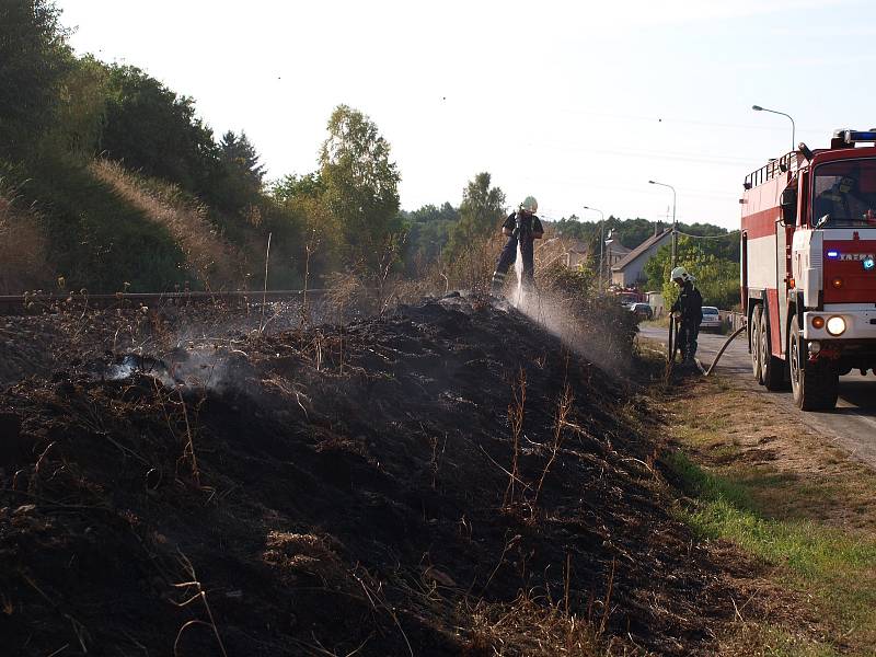 Požár, vzniklý pravděpodobně jiskrami odlétnutými od brzdy vlaku, zachvátil úsek trati mezi Bakovem nad Jizerou a Bělou pod Bezdězem.