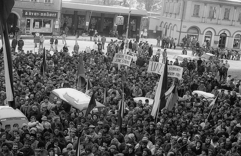 Generální stávka 27. 11. 1989 na Masarykově náměstí v Mnichově Hradišti
