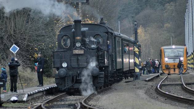 Už 150 let jezdí vlaky na železniční trati Bakov nad Jizerou – Česká Lípa. A právě u této příležitosti poslaly České dráhy na tuto trať i historickou parní lokomotivu s dobovými vagony. Svézt se mohl každý, nastoupit do vlaku bylo možné hned na několika z