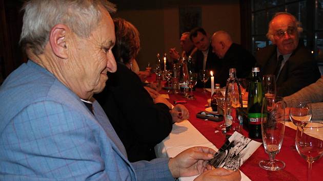 Setkání zakladatelů Občanského fóra a nejaktivnějších účastníků listopadu 1989 v restauraci La Romantica.