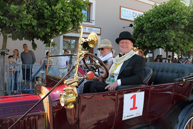 Čtyřiapadesát posádek stanulo ve čtvrtek po 17. hodině na Staroměstském náměstí v Mladé Boleslavi na startovní čáře dalšího ročníku Oldtimer Bohemia Rally.