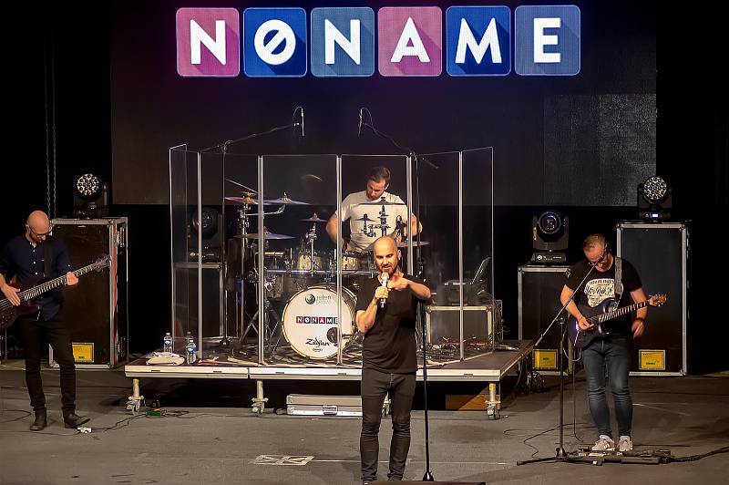 Koncert kapely No Name ve velkém sále Domu kultury v Mladé Boleslavi.