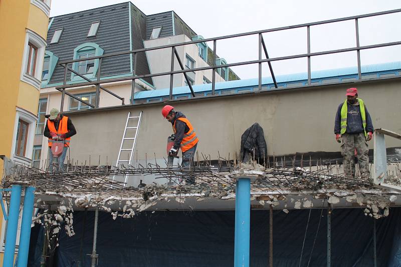 V pátek v dopoledních hodinách pokračovaly práce na stavbě nové recepce Klaudiánovy nemocnice v Mladé Boleslavi. Tentokrát demolicí průčelí původního vchodu do nemocnice.