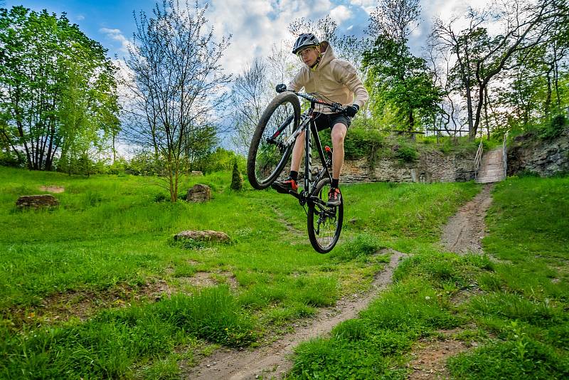 Skoky i další nebezpečné kousky předváděli jezdci v bike parku na Štěpánce