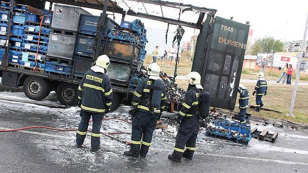 Požár kamionu uhasili hasiči z Mladé Boleslavi a ze Škody Auto.