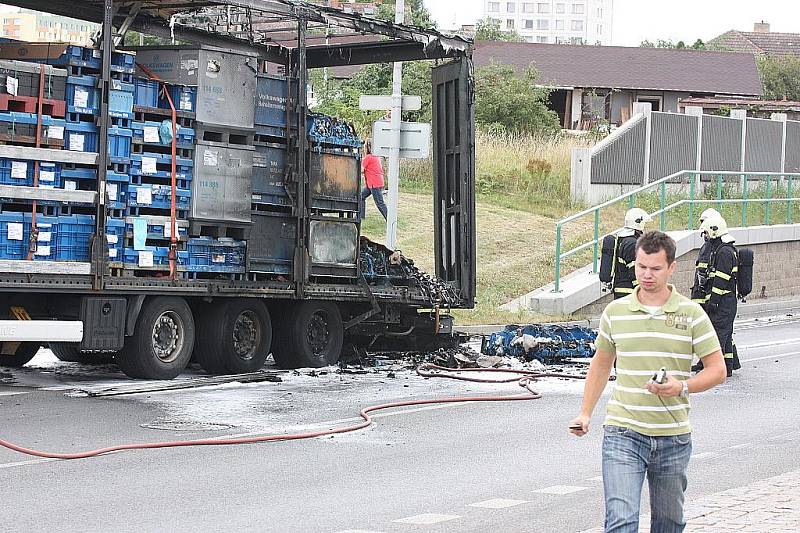 Požár kamionu přilákal desítky zvědavců.  