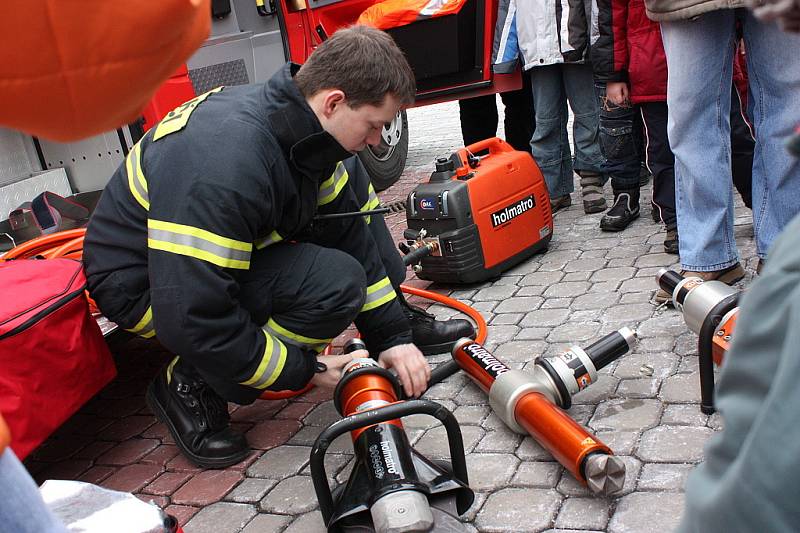 Oslavy 140. výročí založení Sboru dobrovolných hasičů v Mladé Boleslavi si nenechaly ujít stovky lidí. K vidění byla požární technika, ukázky zásahu atd.