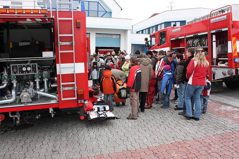 Oslavy 140. výročí založení Sboru dobrovolných hasičů v Mladé Boleslavi si nenechaly ujít stovky lidí. K vidění byla požární technika, ukázky zásahu atd.