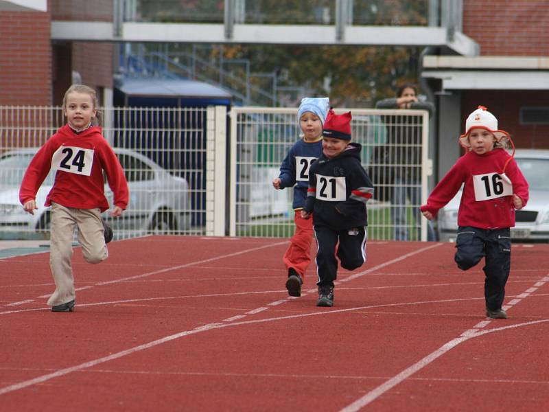 Mladí sportovci soutěžili například ve skoku dalekém nebo v běhu. Házelo se ovšem také tenisovým míčkem. Někteří ho vzali do svých rukou tak silně, že bez větších problémů přehodili i rozhodčí, kteří měřili délku hodu.