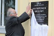 Historik Karel Herčík odhalil pamětní desku na rodném domě Jana Nepomuka Krouského.