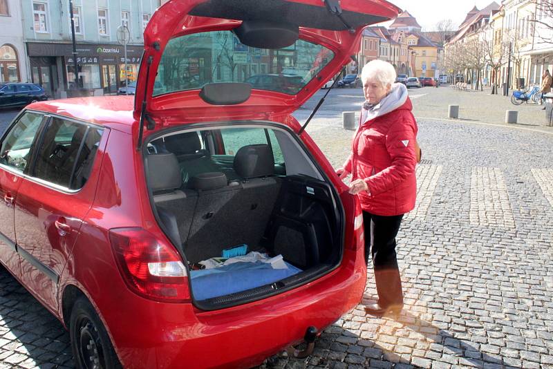 Obrovskou štědrost projevili obyvatelé Mladé Boleslavi a okolí, kteří stále přináší nové dary do sbírky pro Ukrajinu. Díky tomu už ve středu vyrazí první dva kamiony s pomocí přímo do vytipovaných oblastí.