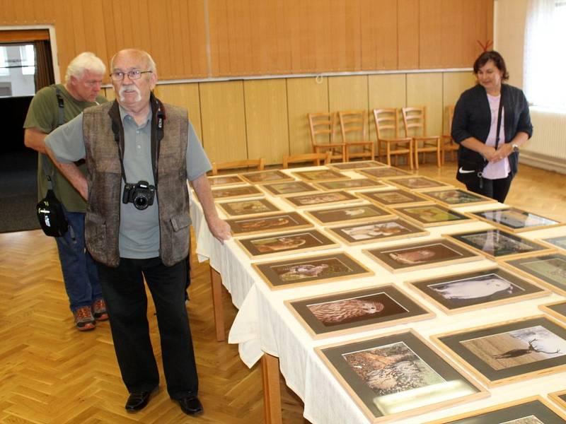 Z výstavy milovníka přírody a amatérského fotografa Jiřího Kubína v sále restaurace v Březovicích.