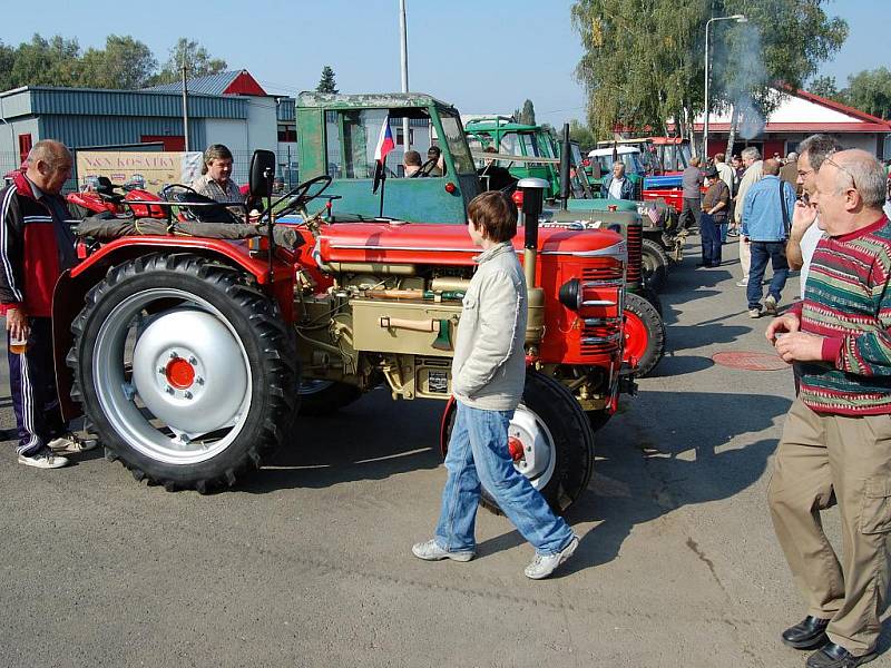 Výstava historických i současných traktorů a zemědělské techniky v Kropáčově Vrutici.