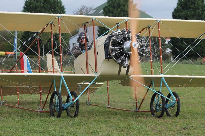 Na mladoboleslavském letišti byla v neděli slavnostně pokřtěna replika francouzského letadla z roku 1913 Caudron G3. Nadační fond letadla Metoda Vlacha stavěl tento stroj osm let a poprvé zde do oblak vzlétl na konci září.