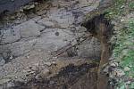 Silný proud vody před sebou valil kameny a bahno, v Bělé mají lidé zničení zahrady i domy