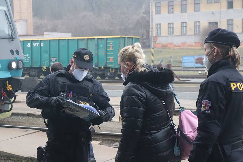 Policie, strážníci i vojáci. Ti všichni dohlédli na dodržování opatření.