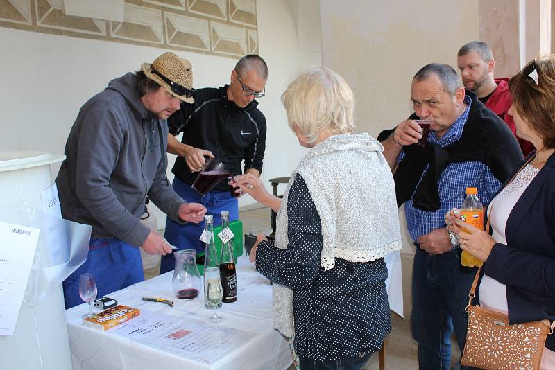 Posezení s burčákem v Benátkách nad Jizerou